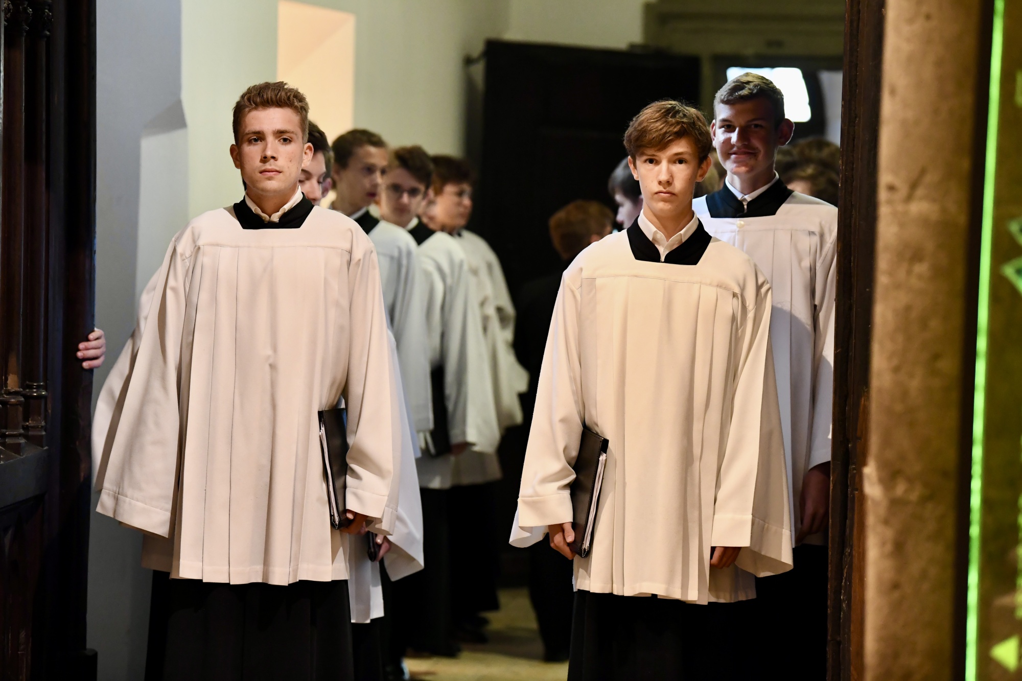 Ministranten in Kirche