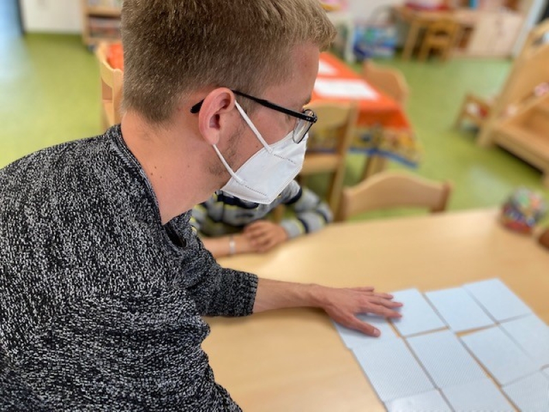 Personen bei Kinderbetreuung