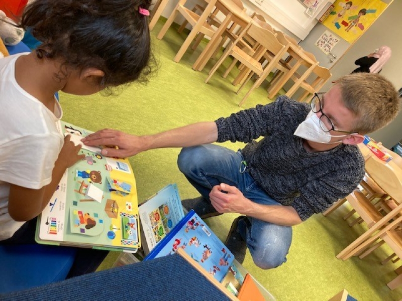 Personen bei Kinderbetreuung