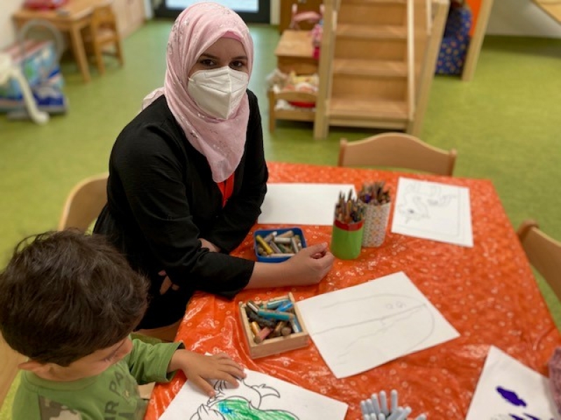 Personen bei Kinderbetreuung
