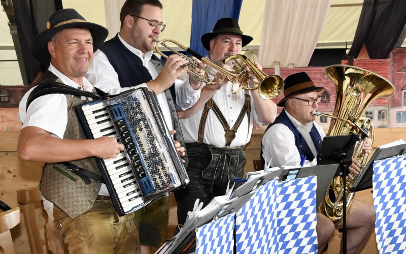 Personen in Bierzelt