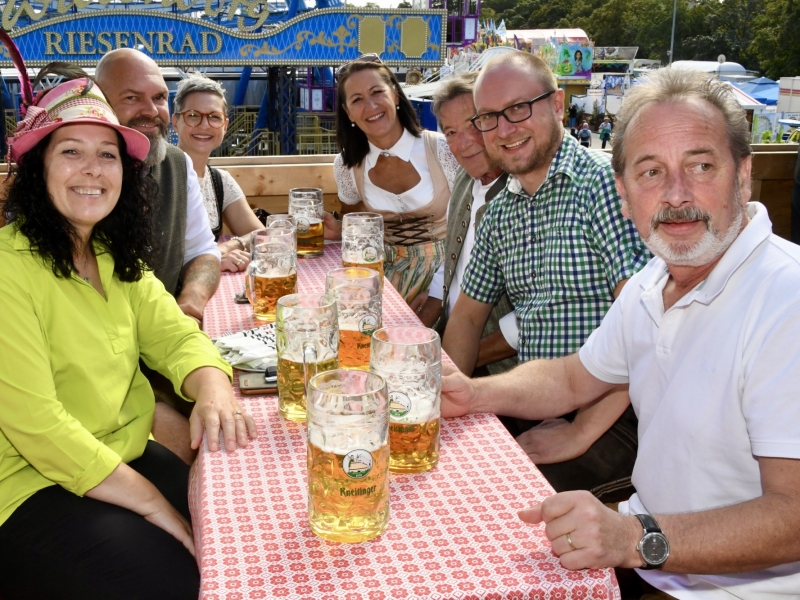 Personen in Bierzelt