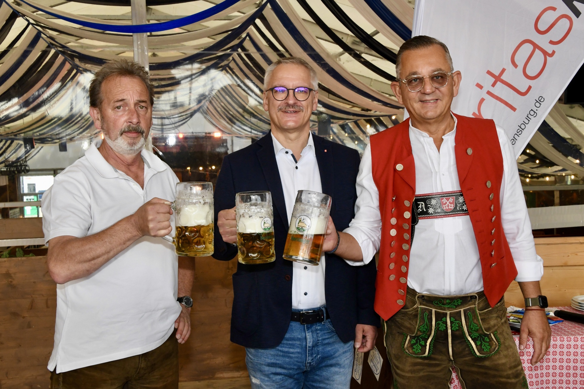 Personen in Bierzelt