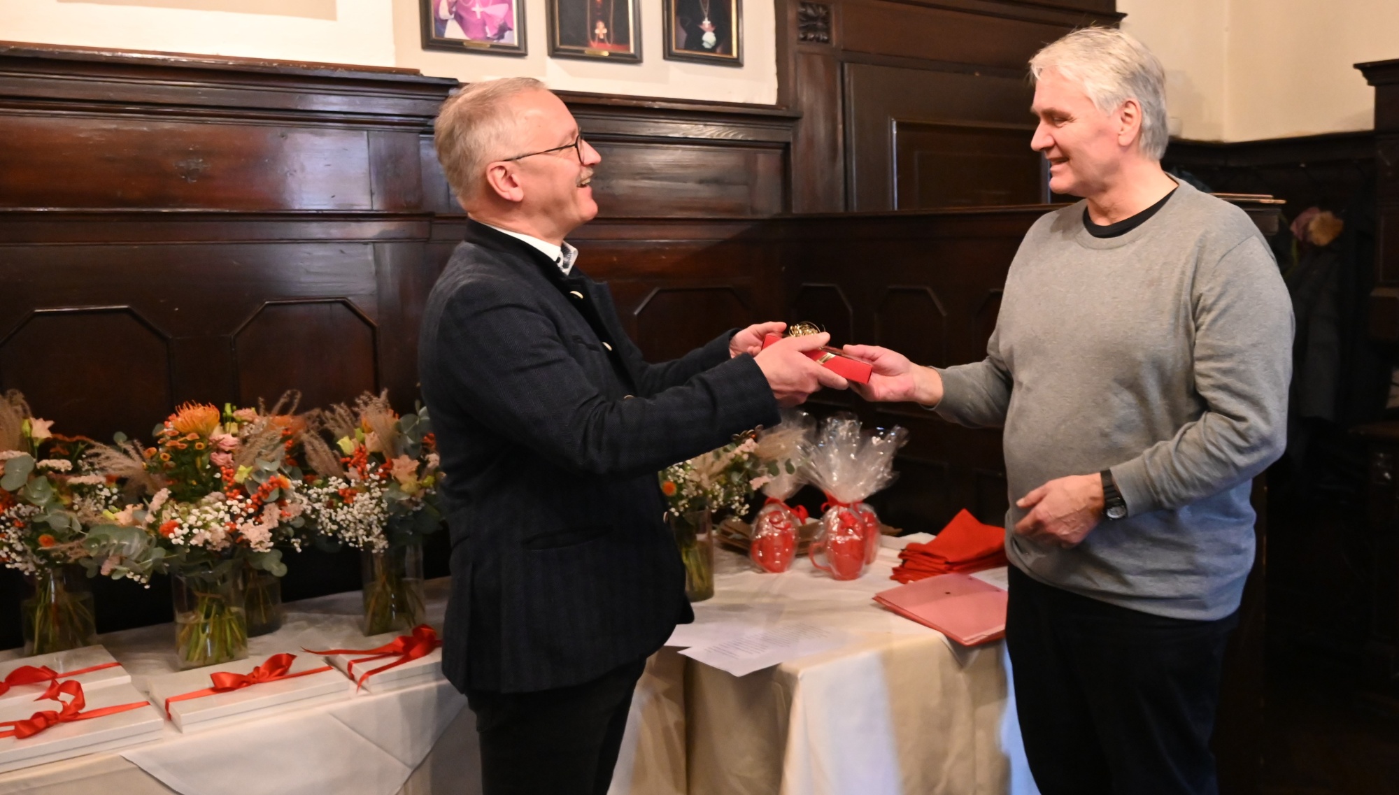 Drei Personen  in Festsaal