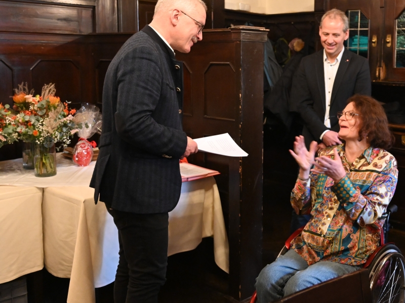 Drei Personen  in Festsaal