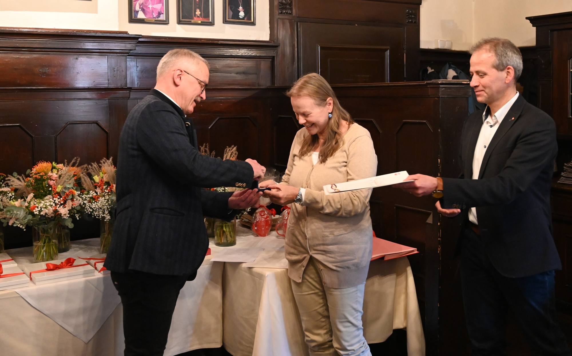 Drei Personen  in Festsaal