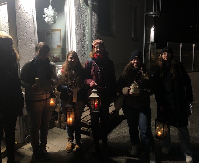 Personen bei Nacht