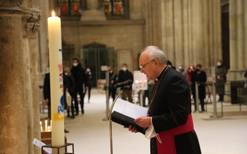 Prister in einer Kirche