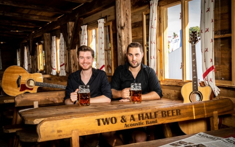 Zwei Musiker trinken Bier
