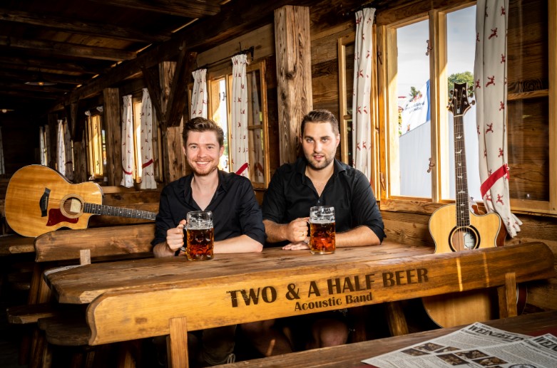 Zwei Musiker trinken Bier