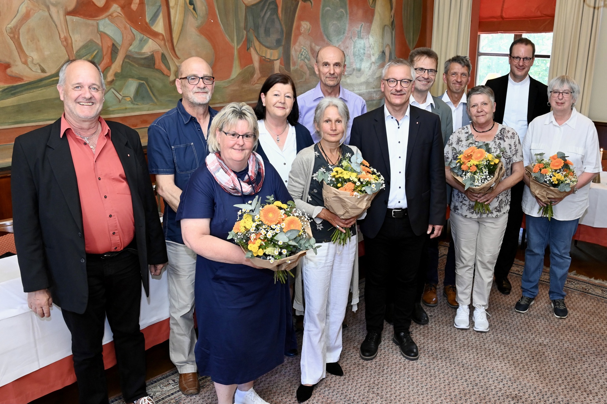 Gruppenfoto in schönem Saal