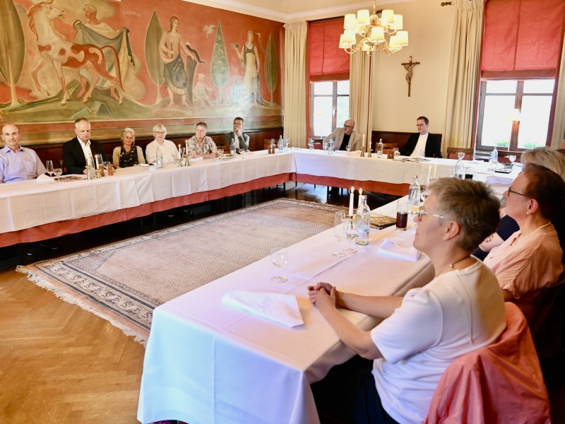 Personen bei einem festlichen Anlass