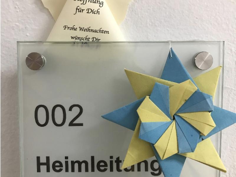 Eine kleine Karte oder ein Umschlag mit Nummerierung liegt auf einer Oberfl&auml;che. Es wirkt wie Teil einer sortierten Aktion.