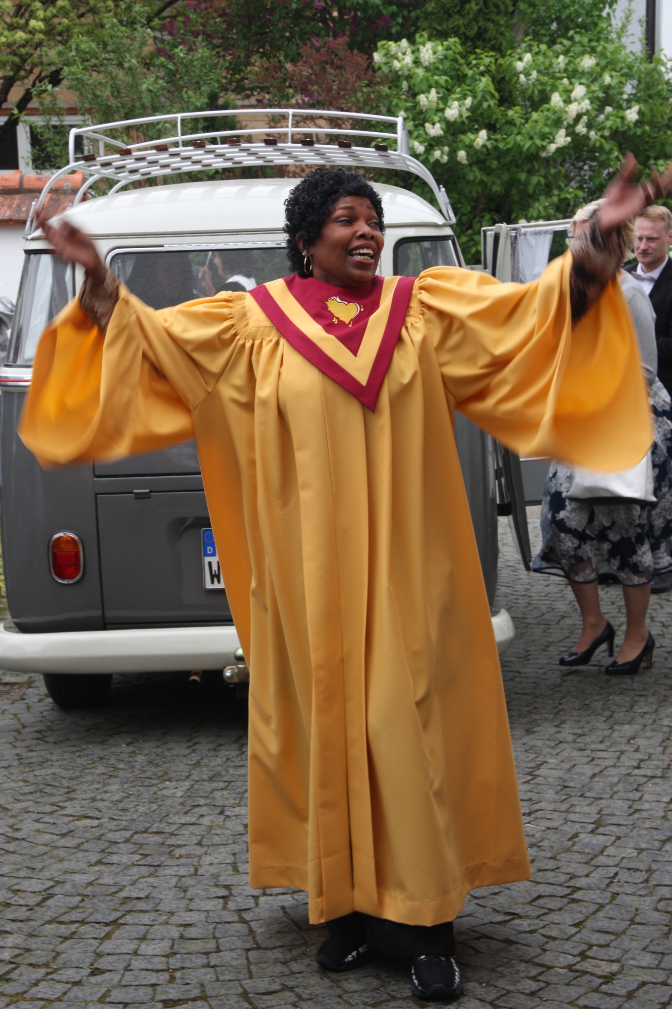 Frau in  schönem Kleid