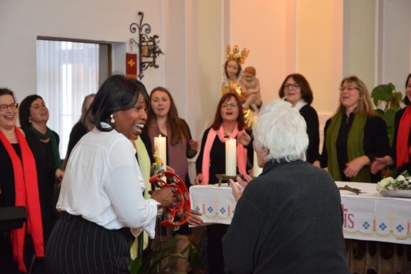 Personen feiern in der Kirche