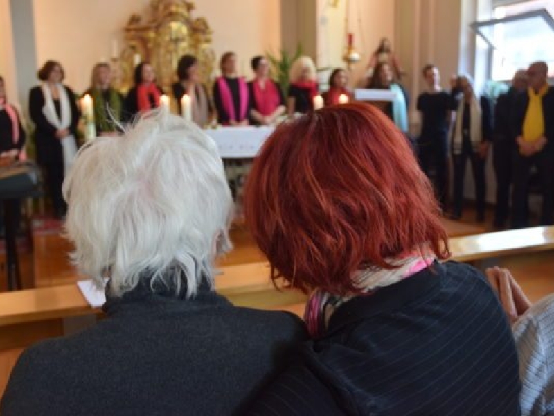 Personen feiern in der Kirche