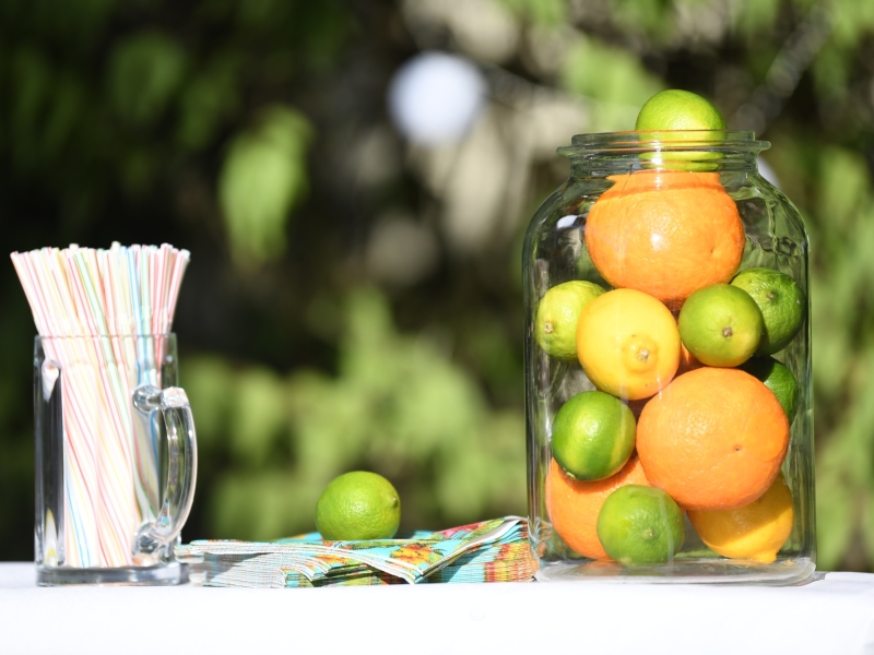 Obst und Strohhalme