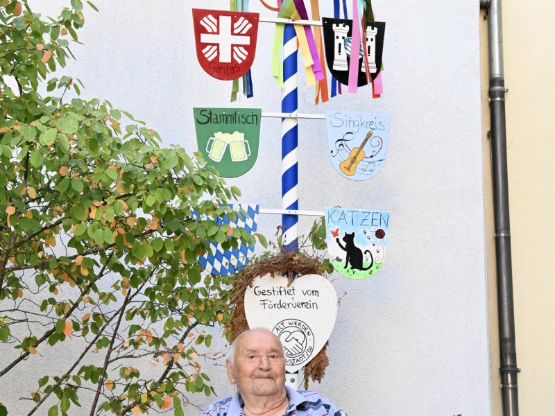 Seniorin vor Baum