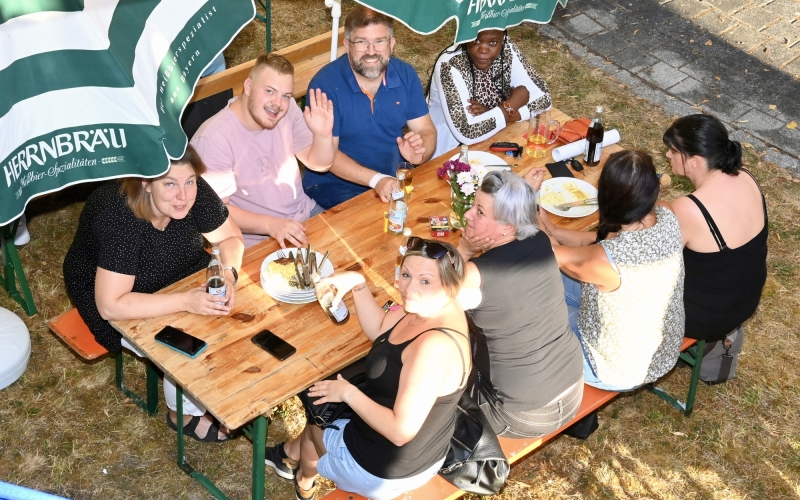 Personen bei schönem Wetter im Freien
