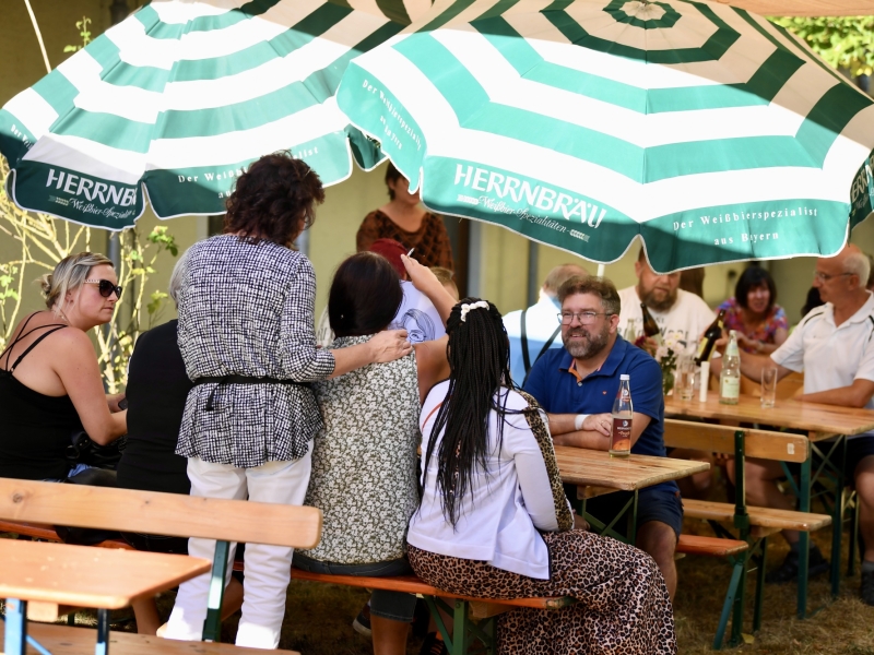 Personen bei sch&ouml;nem Wetter im Freien