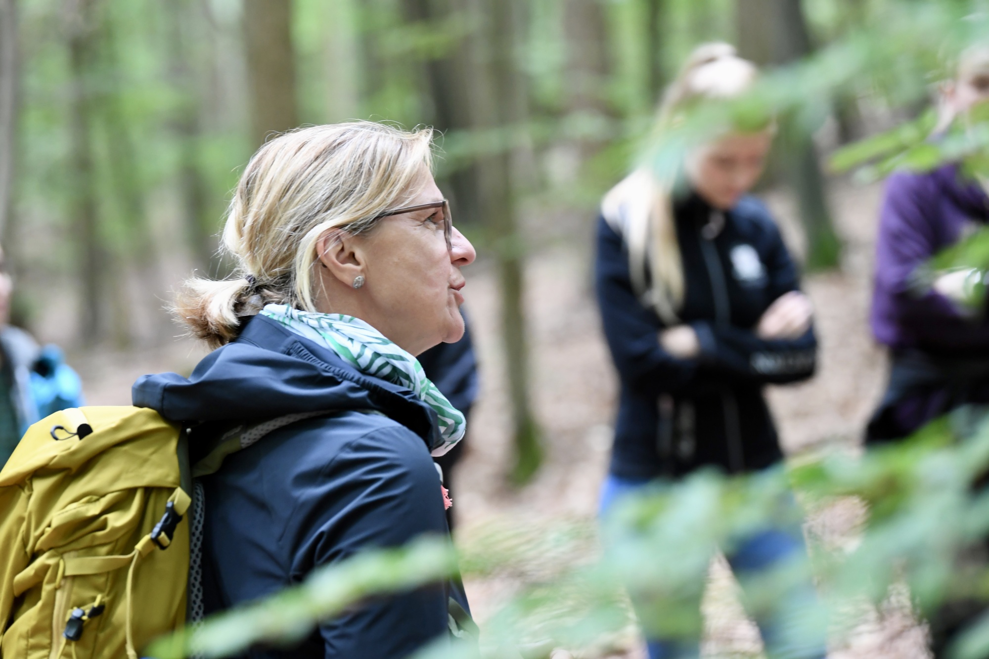 Portrait von Frau im Wald