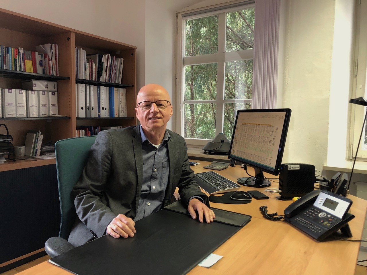 Mann vor Computer im Portrait