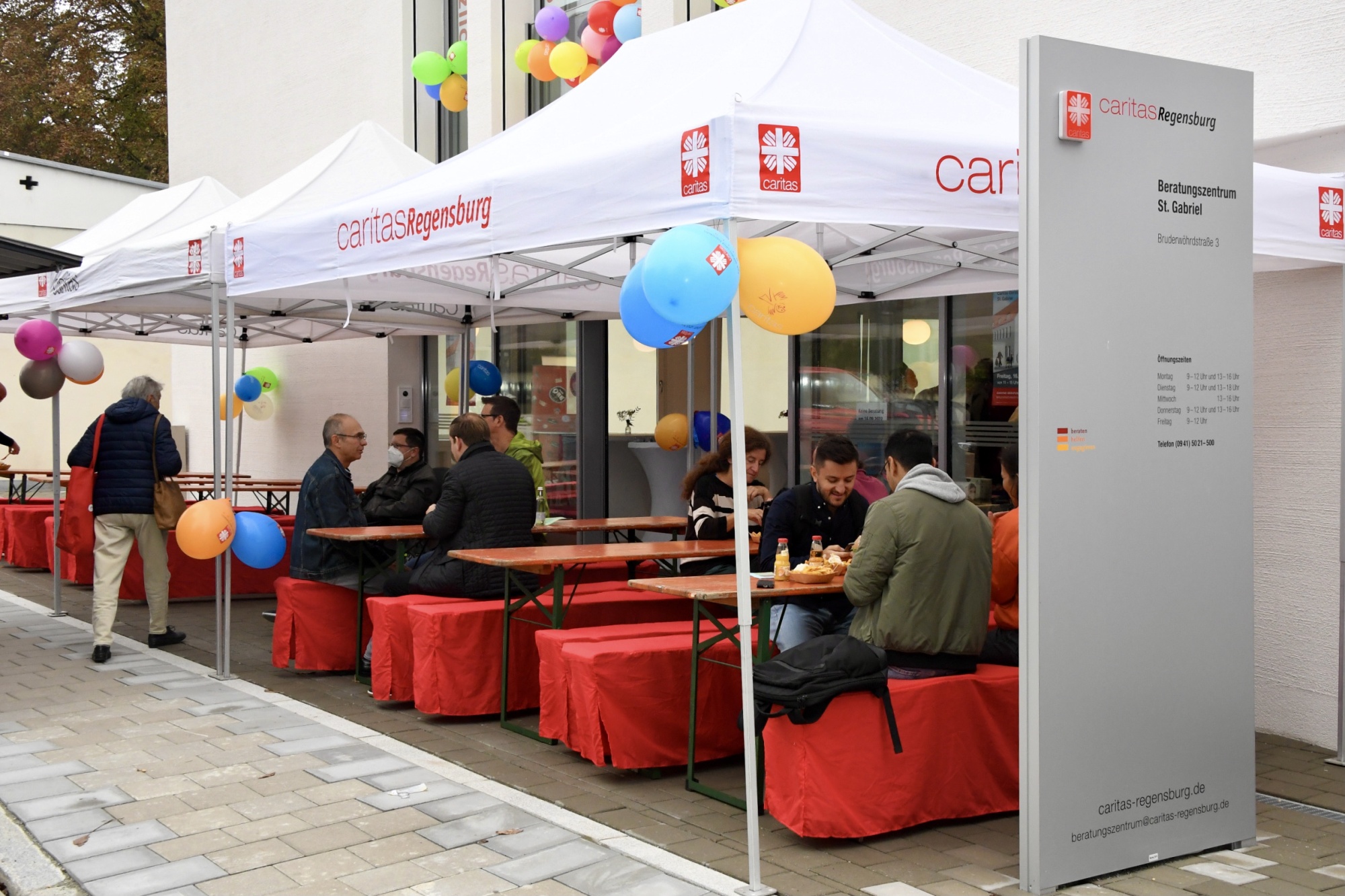 Bierbänke vor Gebäude
