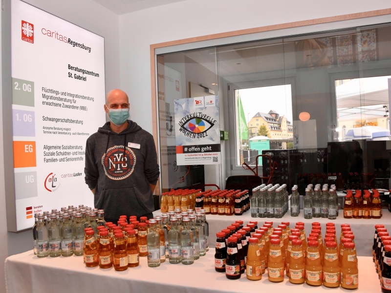 Mann hinter Stand mit Getr&auml;nken