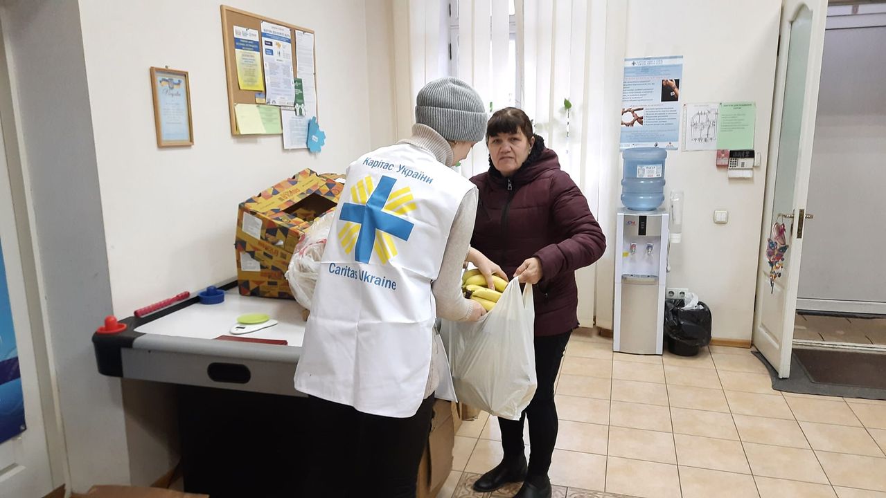 Zwei Personen packen Bananen in eine Tüte