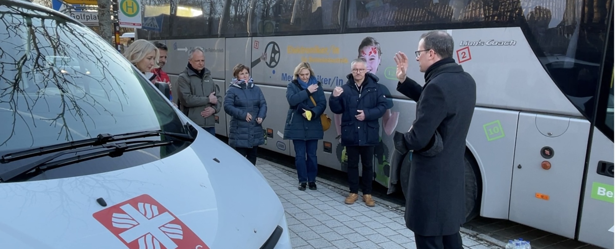 Personen vor einem Bus