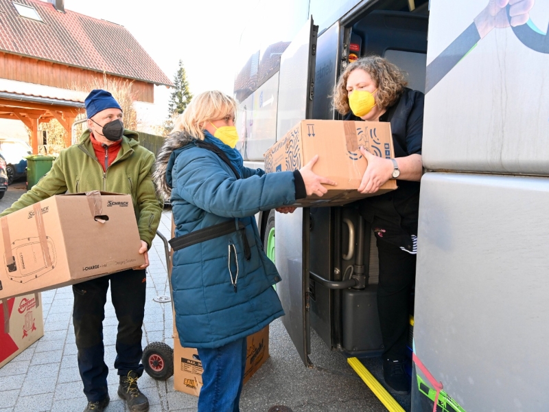 Personen packen Pakete in einem Bus