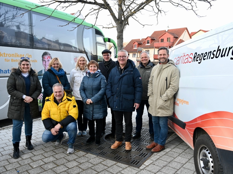 Personengruppe vor zwei Bussen