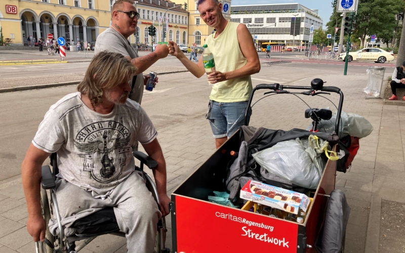 Drei Personen mit Lastenrad