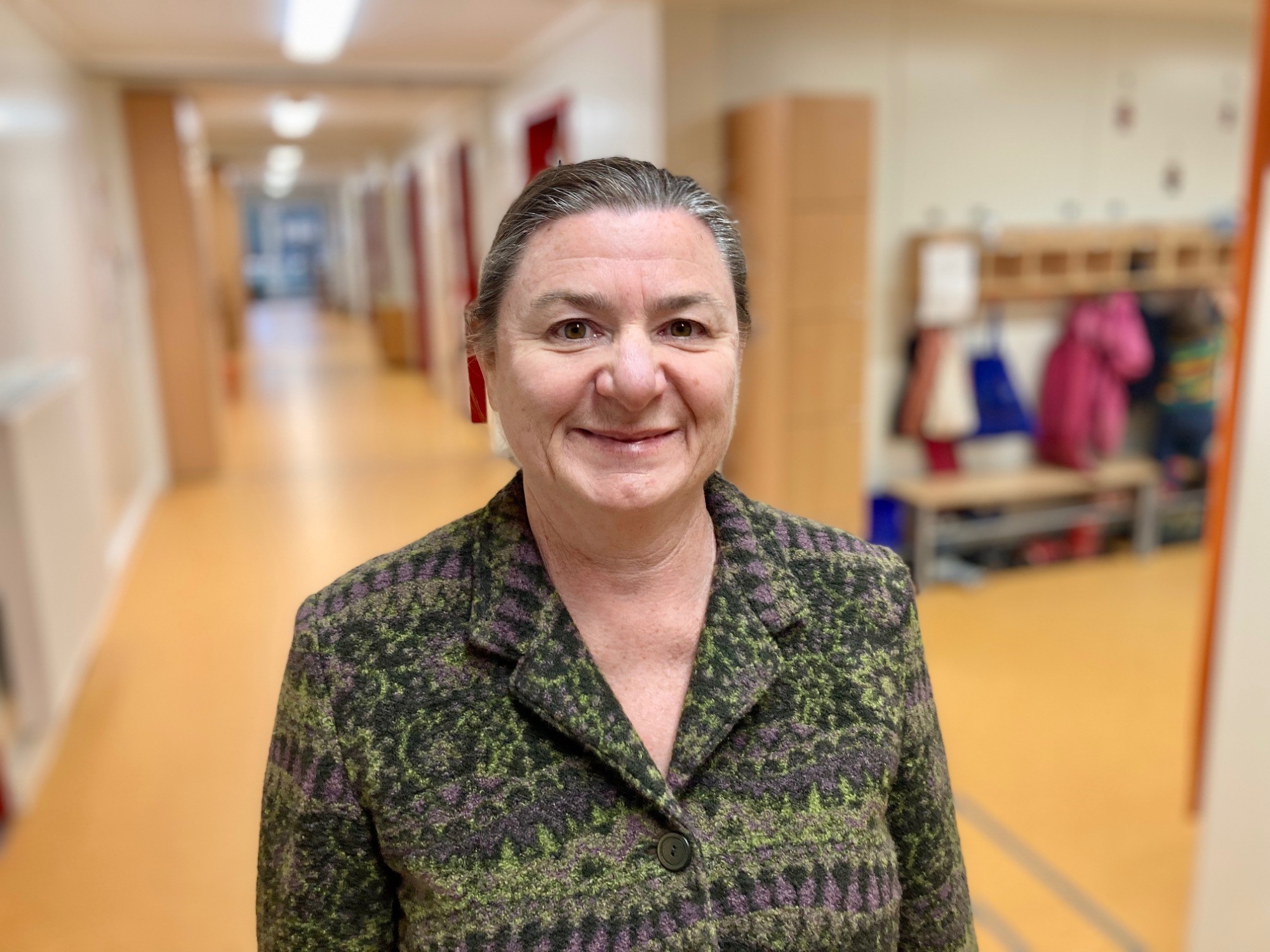 Portrait einer Frau in Kindergarten