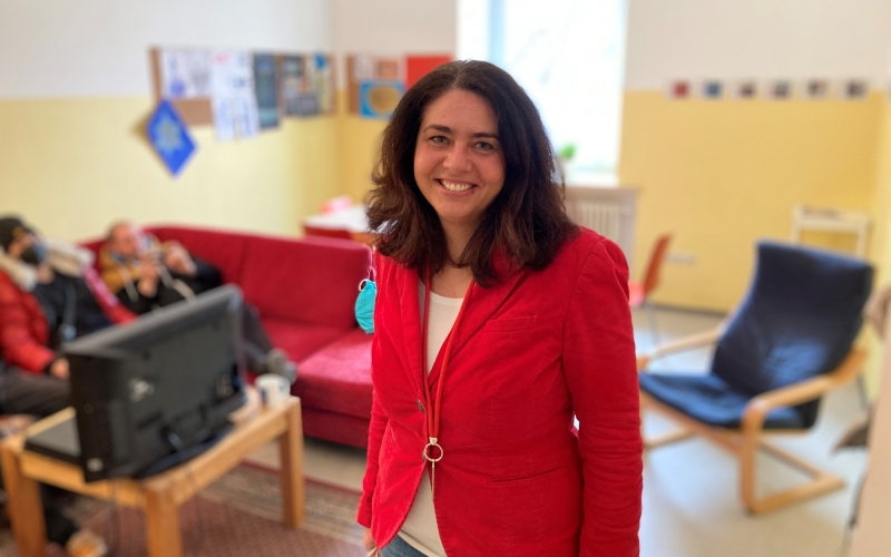 Frau mit rotem Blazer im Portrait