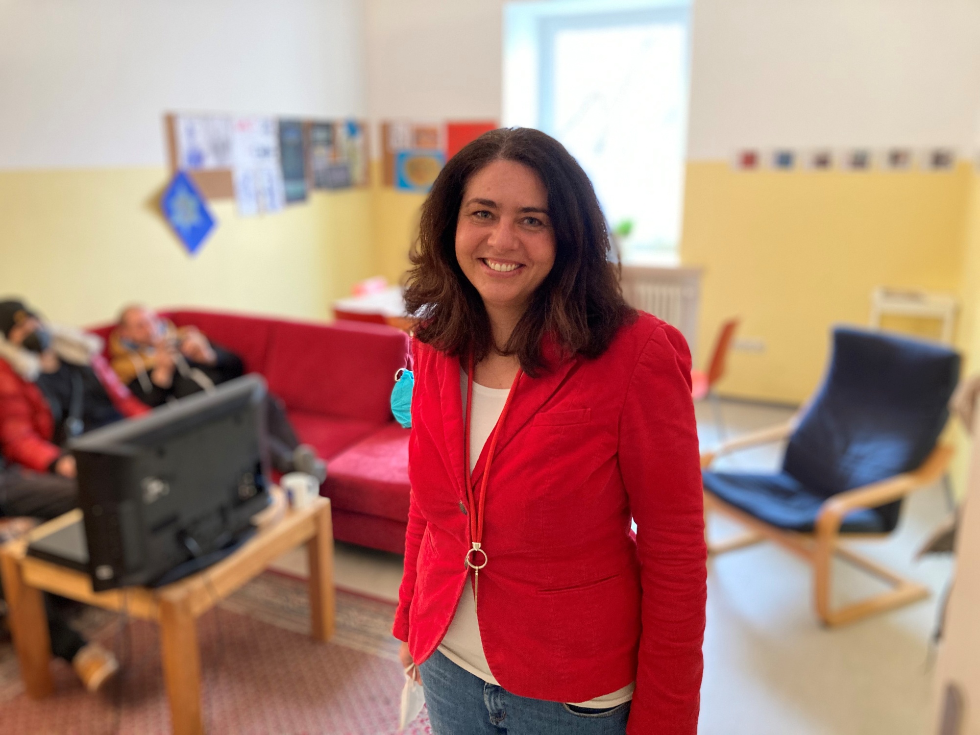 Frau mit rotem Blazer im Portrait