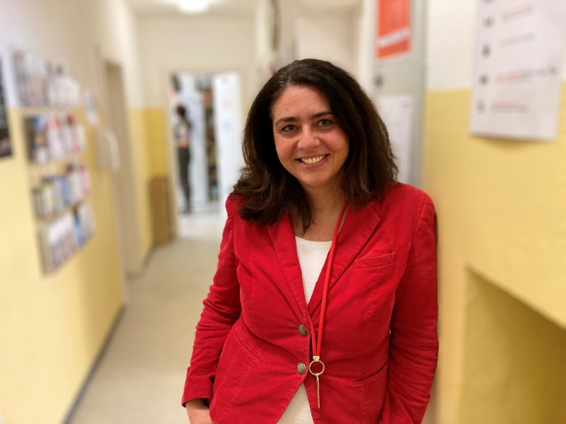 Frau mit rotem Blazer im Portrait