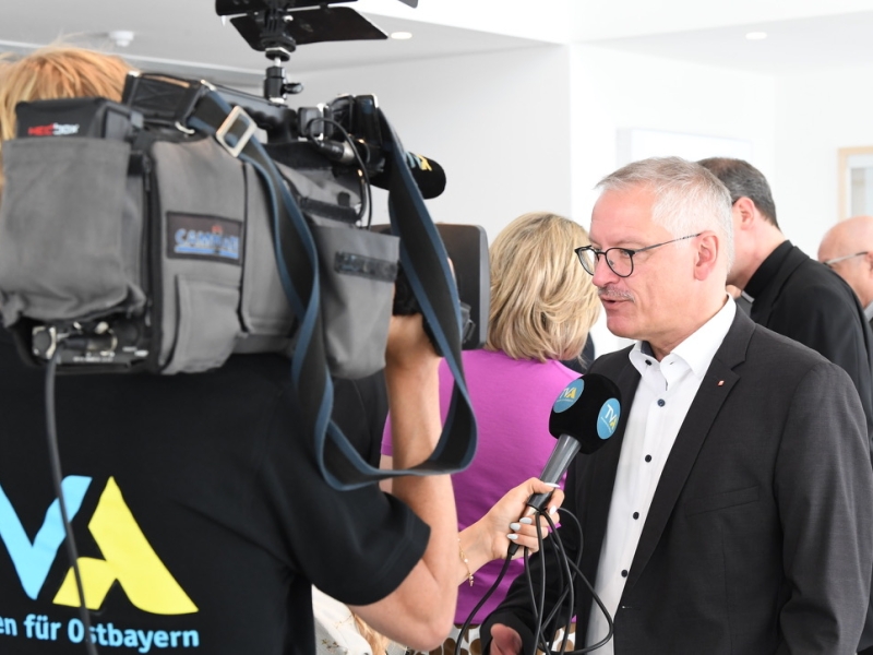Person h&auml;lt interview f&uuml;r TVA