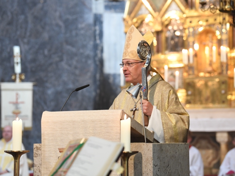 Geistlicher in Kirche