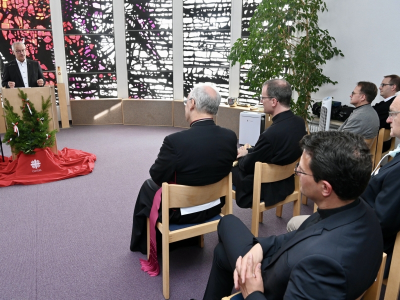 Menschengruppe in Kirche