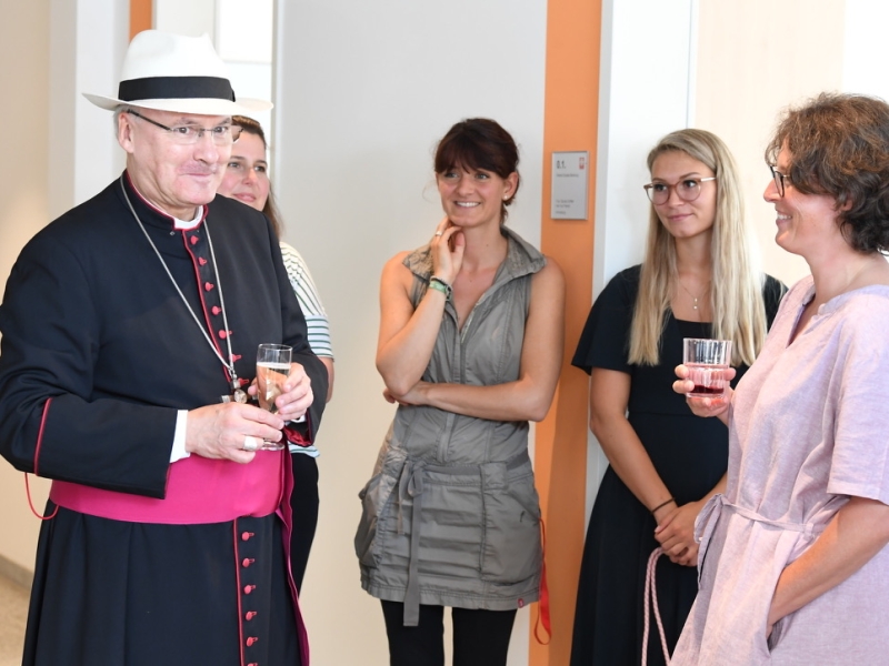 Geistlicher und vier Personen