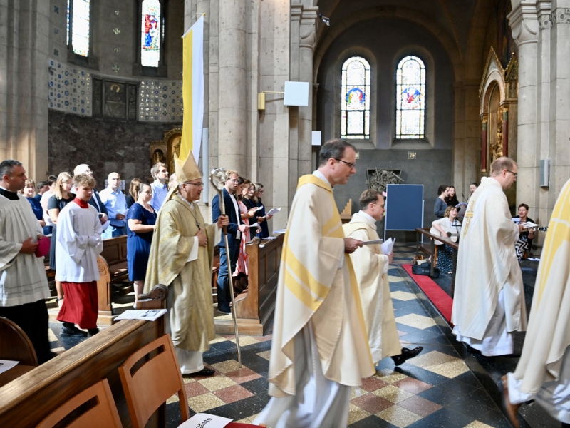 Geistliche in Kirche
