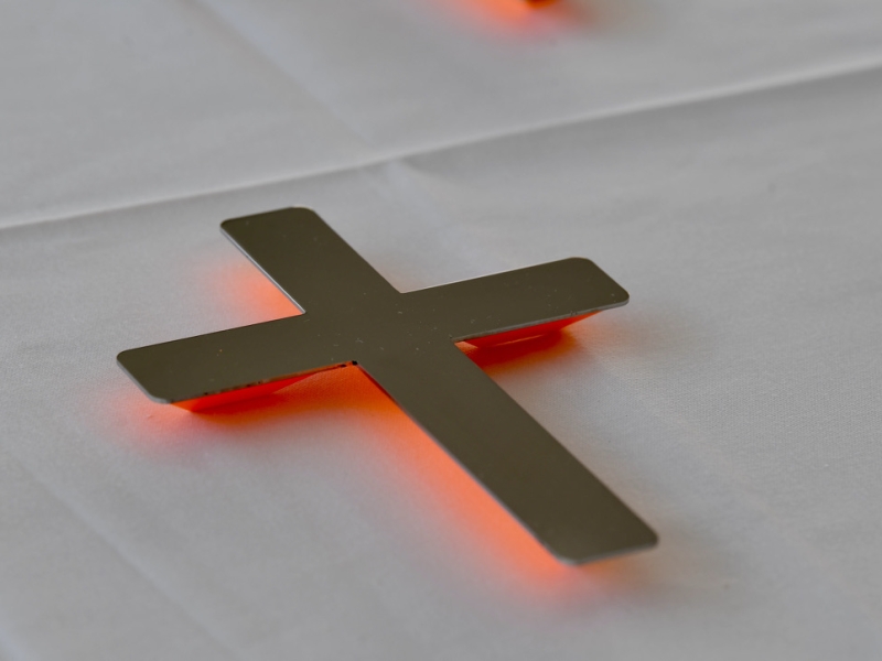 Kreuz leuchet auf Tisch