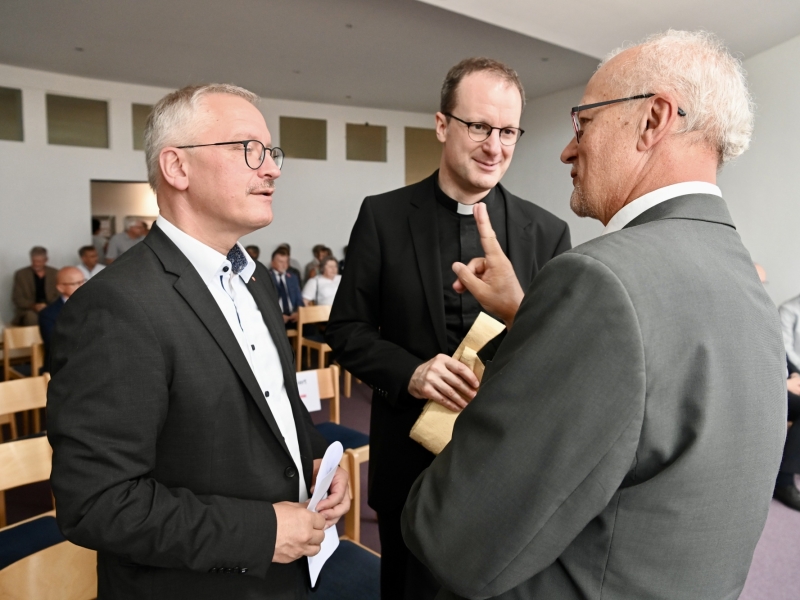 Drei Personen im Gespr&auml;ch