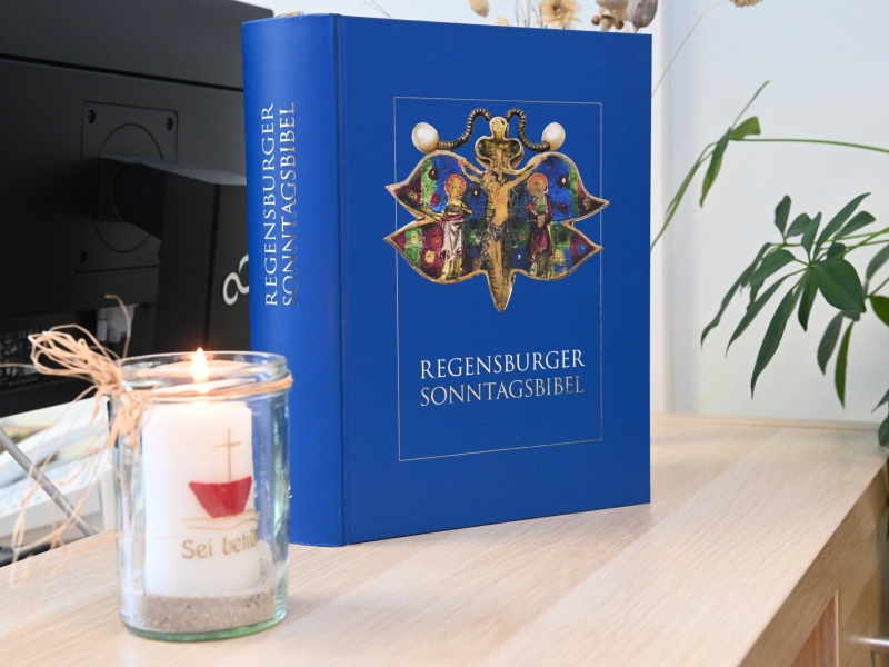Buch und Kerze