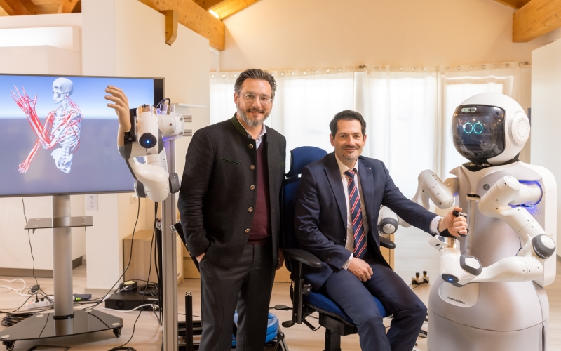Zwei Personen mit Roboter