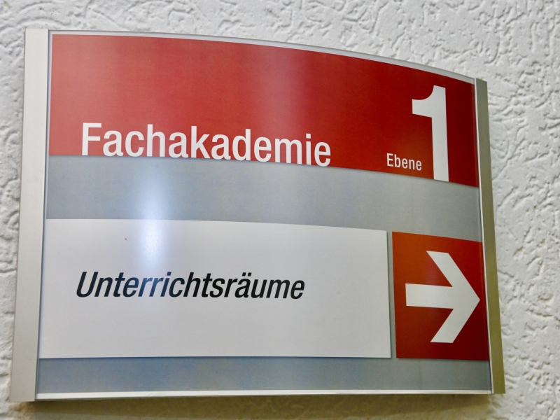 Schild zu den Unterrichtsr&auml;umen