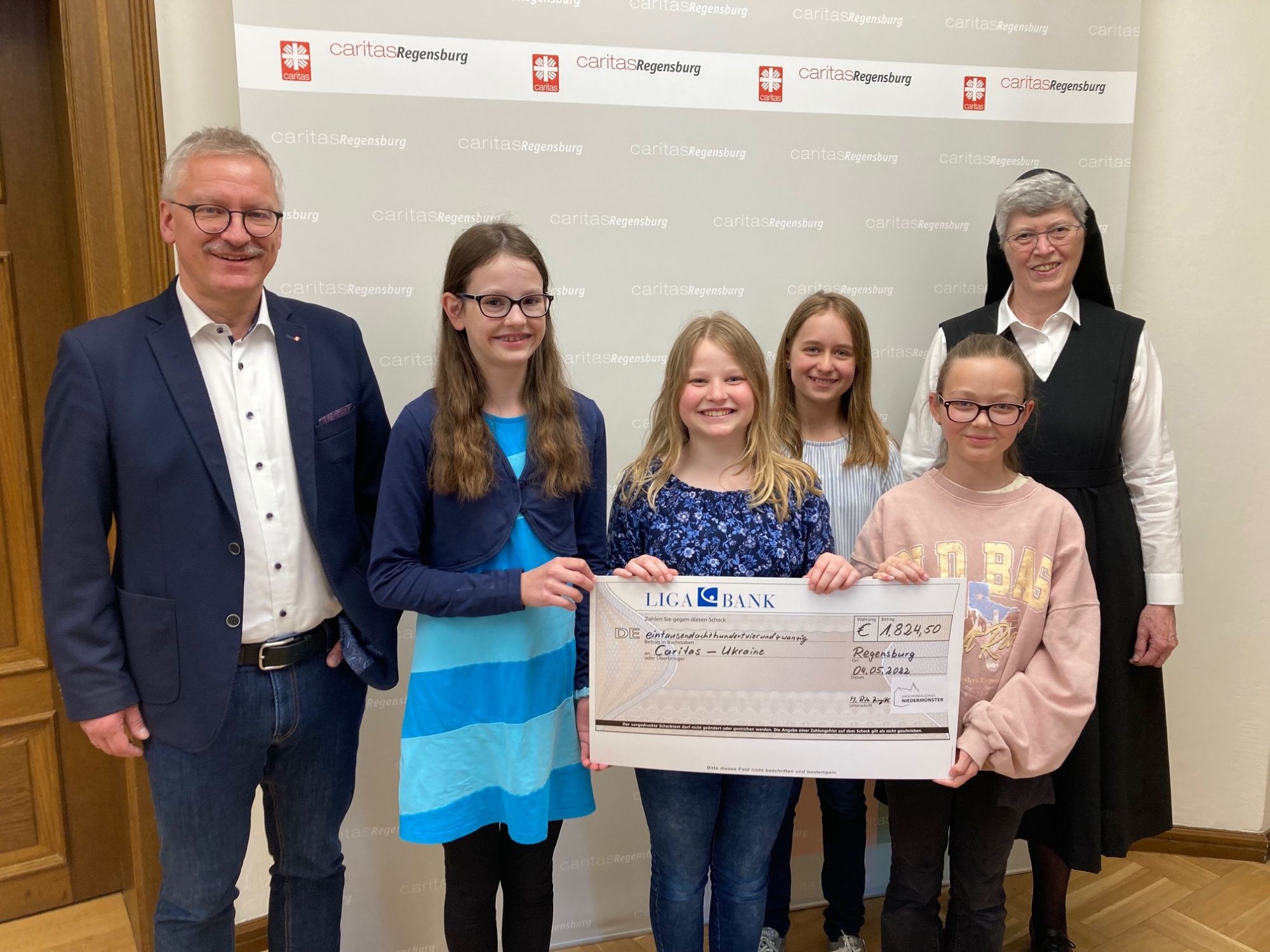 Gruppenfoto mit Scheck