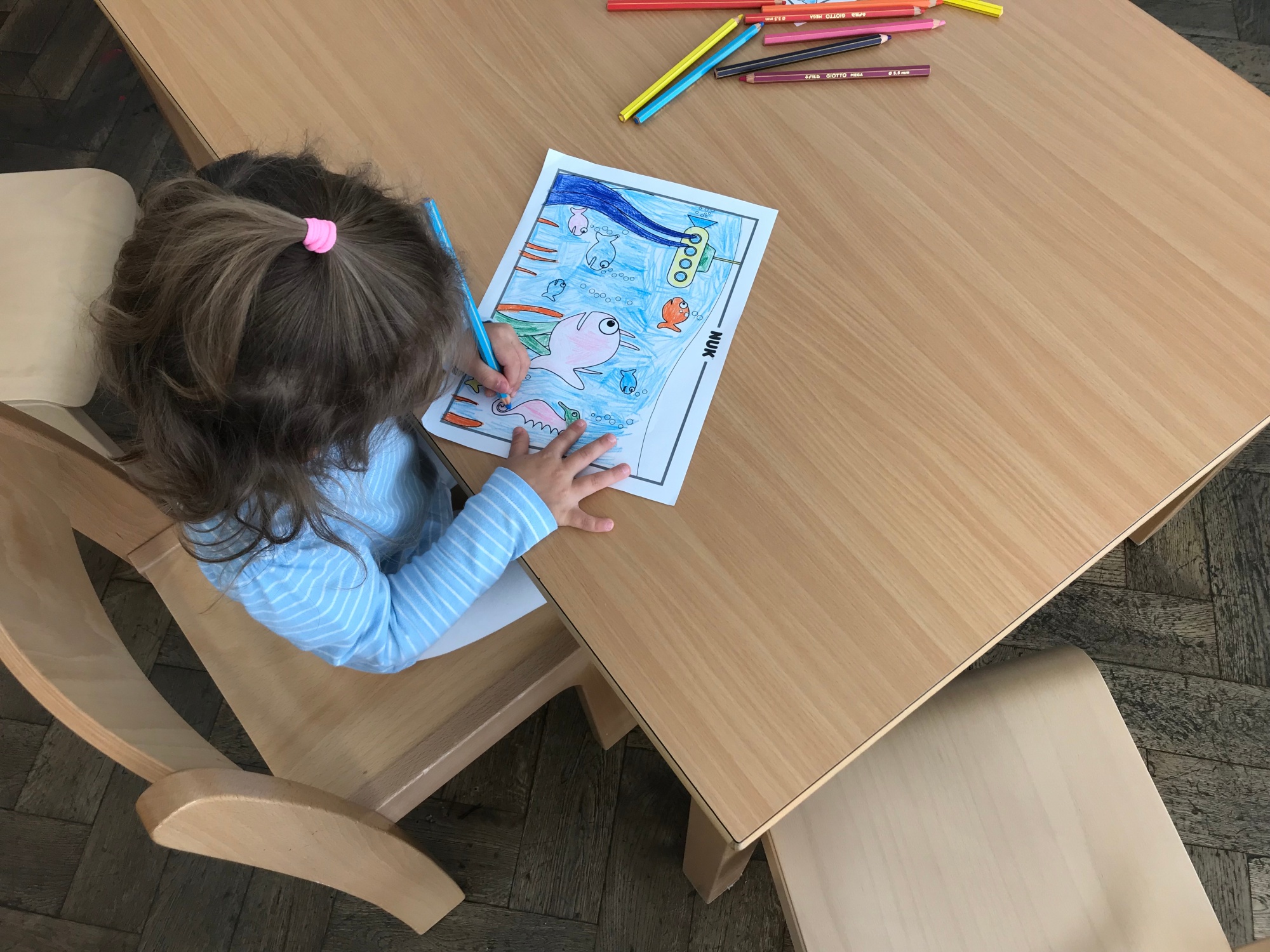 Kinder spielen in Zimmer