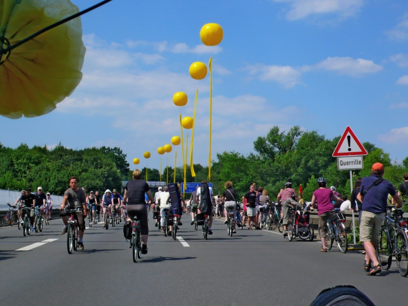 Personen mit R&auml;dern und ballons im Freien